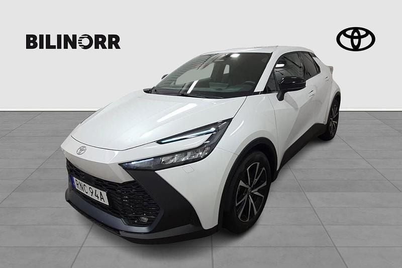 Vit Begagnad 2023 Toyota C-HR Style SUV | 389 900 kr (Marknadspris) - Bild 1/4