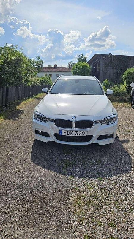 Vit Begagnad 2015 BMW 318 Performance Kombi | 120 000 kr (Marknadspris) - Bild 1/4