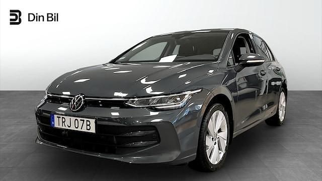 Mörkgrå (dolphin grey metallic) Begagnad 2024 VW Golf VIII Life Kombi | 304 900 kr (Marknadspris) - Bild 1/4