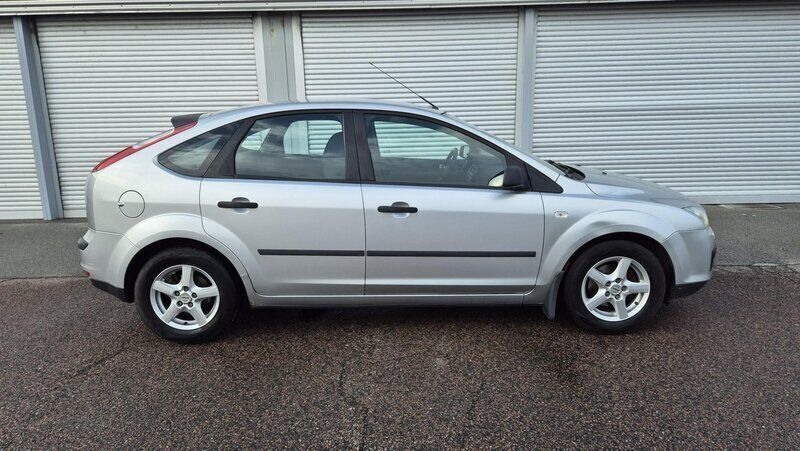 Silver Begagnad 2006 Ford Focus Halvkombi | 29 900 kr (Marknadspris) - Bild 1/4