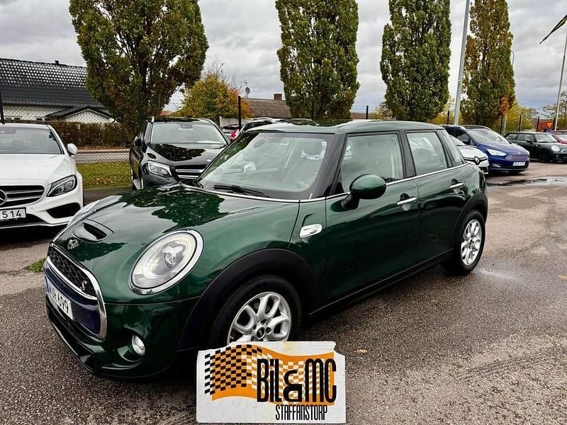 Grön Begagnad 2017 Mini Cooper S Halvkombi | 155 000 kr (Bra pris) - Bild 1/4