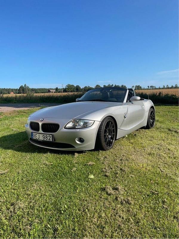 Silver Begagnad 2004 BMW Z4 Cab | 120 000 kr (Marknadspris) - Bild 1/4