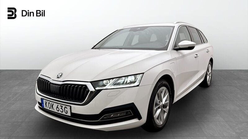 Vit Begagnad 2022 Skoda Octavia Style Kombi | 304 000 kr (Marknadspris) - Bild 1/4