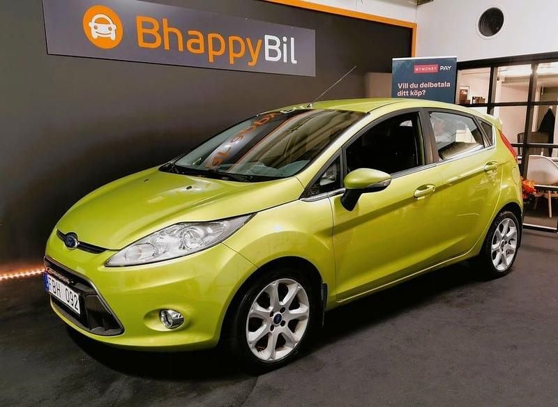 Grön Begagnad 2012 Ford Fiesta Titanium Halvkombi | 38 900 kr (Bra pris) - Bild 1/4