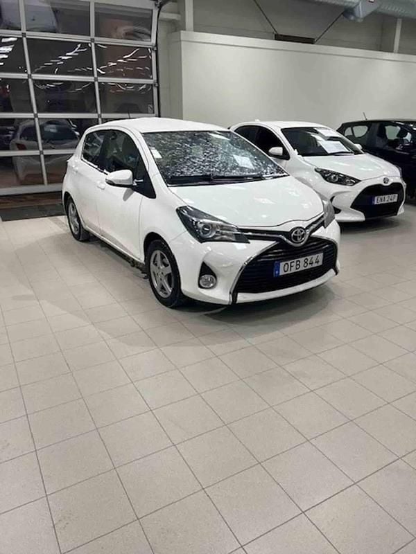 Vit Begagnad 2016 Toyota Yaris Halvkombi | 104 900 kr (Marknadspris) - Bild 1/1