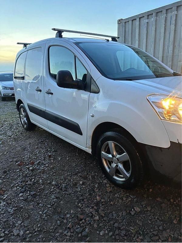 Vit Begagnad 2012 Peugeot Partner Minibuss | 39 000 kr (Marknadspris) - Bild 1/4