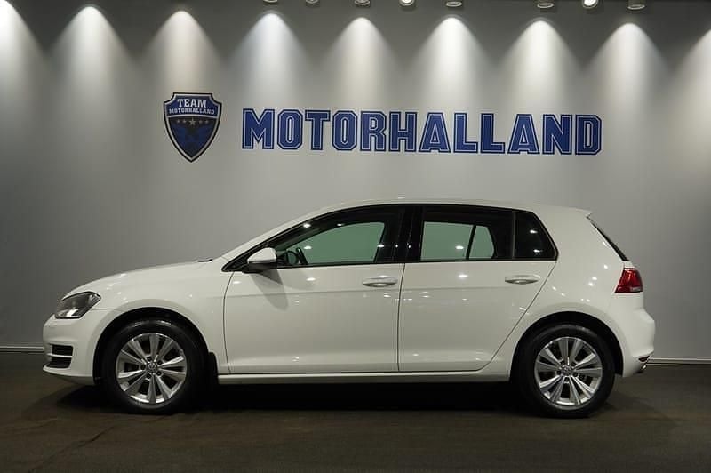 Vit Begagnad 2016 VW Golf VII Halvkombi | 134 900 kr (Marknadspris) - Bild 1/4