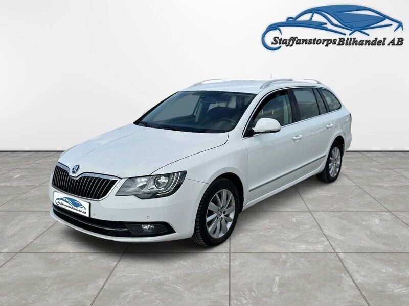 Vit Begagnad 2013 Skoda Superb Elegance Kombi | 59 900 kr (Lite dyr) - Bild 1/4