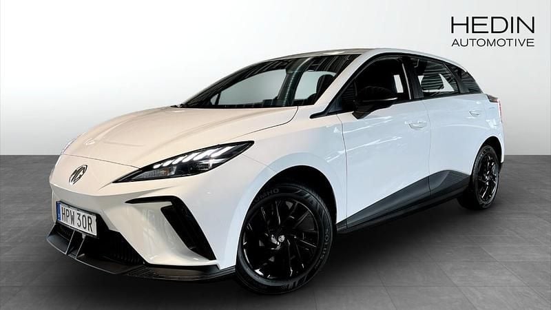Vit (white) Begagnad 2023 MG MG4 EV Halvkombi | 259 900 kr - Bild 1/4