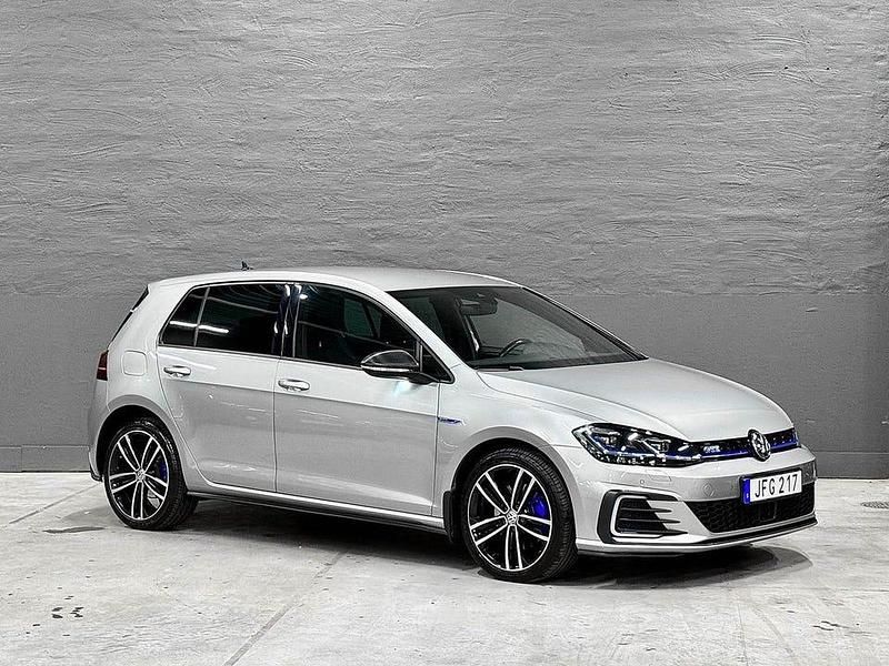 Silver (silver metallic) Begagnad 2018 VW Golf VII Pro Halvkombi | 219 900 kr (Lite dyr) - Bild 1/4