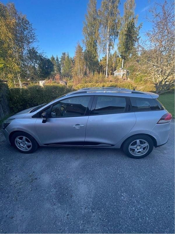 Silver Begagnad 2014 Renault Clio GrandTour Kombi | 65 000 kr (Marknadspris) - Bild 1/4