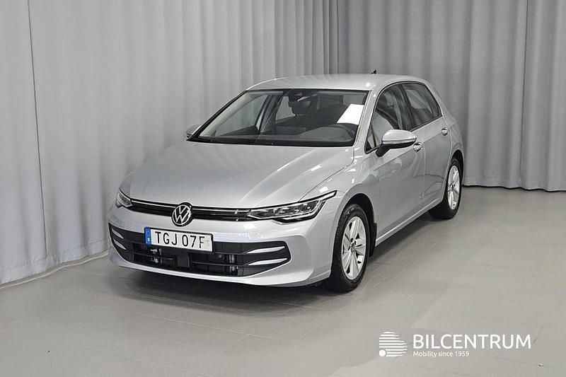 Silver Begagnad 2025 VW Golf VIII Life Halvkombi | 299 900 kr (Bra pris) - Bild 1/4
