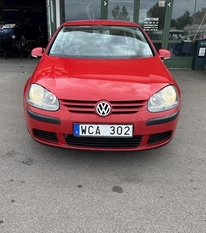 Röd Begagnad 2004 VW Golf IV Comfortline Halvkombi | 30 500 kr (Marknadspris) - Bild 1/4