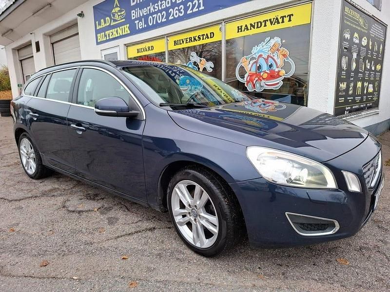 Blå Begagnad 2011 Volvo V60 Momentum Kombi | 72 900 kr (Marknadspris) - Bild 1/4