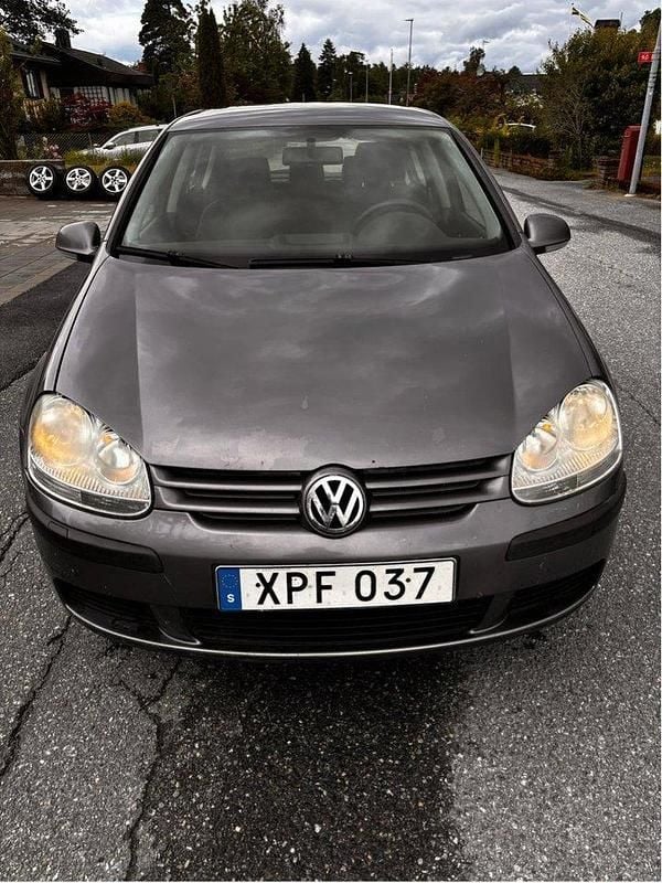 Grå Begagnad 2006 VW Golf V Trendline Halvkombi | 20 000 kr (Marknadspris) - Bild 1/4