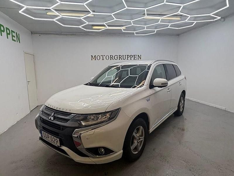Begagnad Mitsubishi Outlander 203 HK (149 kW) 2017 Vit SUV
