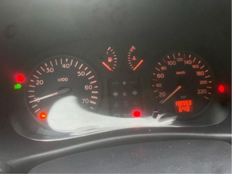 Grå Begagnad 2002 Renault Clio II Authentique Halvkombi | 13 000 kr (Bra pris) - Bild 1/4