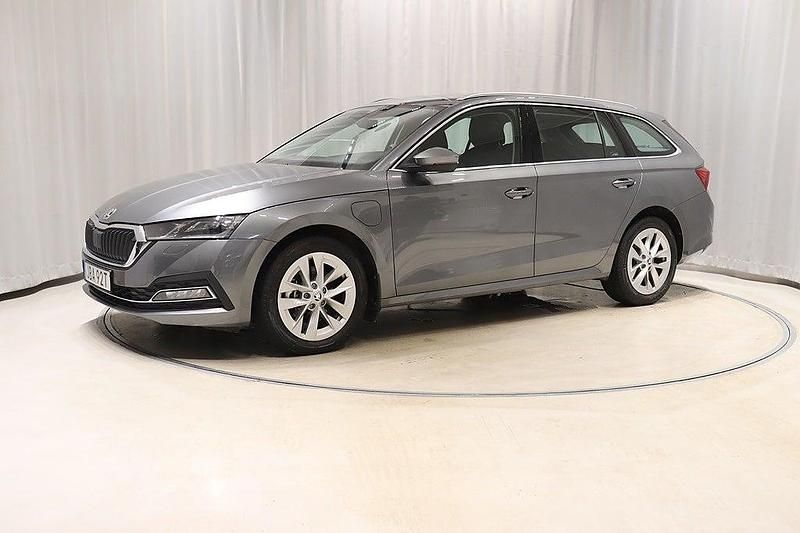 Graphite grey metallic Begagnad 2024 Skoda Octavia Style Kombi | 314 400 kr (Bra pris) - Bild 1/4