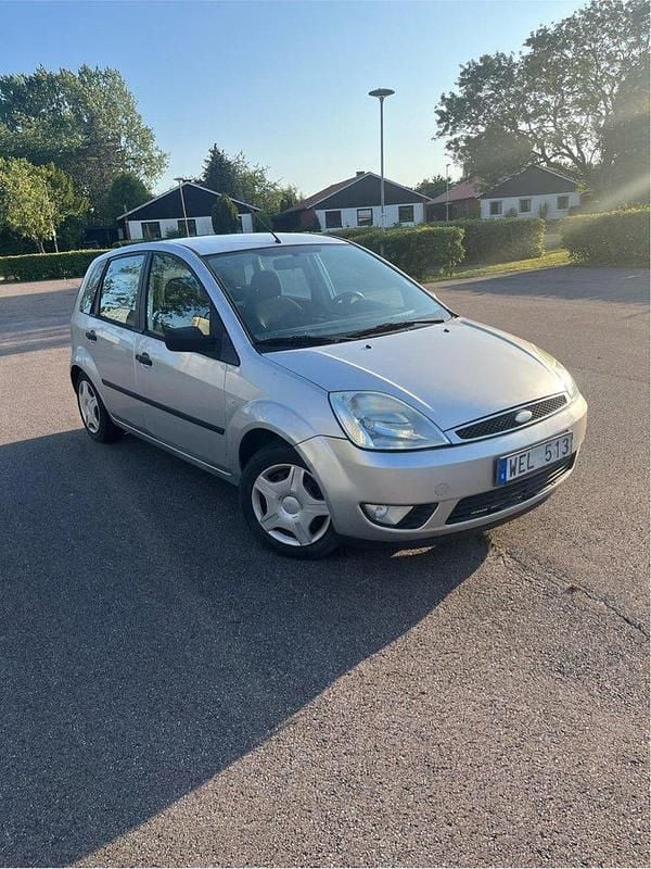 Grå Begagnad 2005 Ford Fiesta Halvkombi | 14 500 kr (Marknadspris) - Bild 1/4