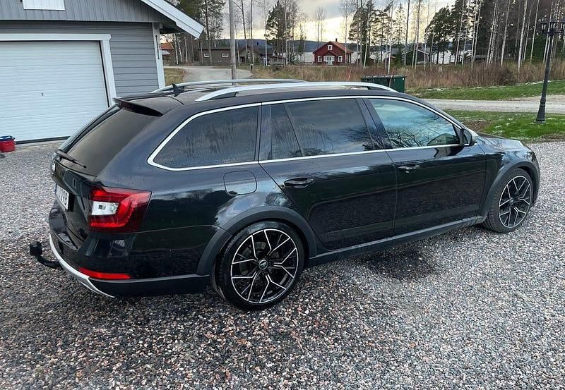 Begagnad Skoda Octavia Scout 184 HK (135 kW) 2020 Metallic Kombi