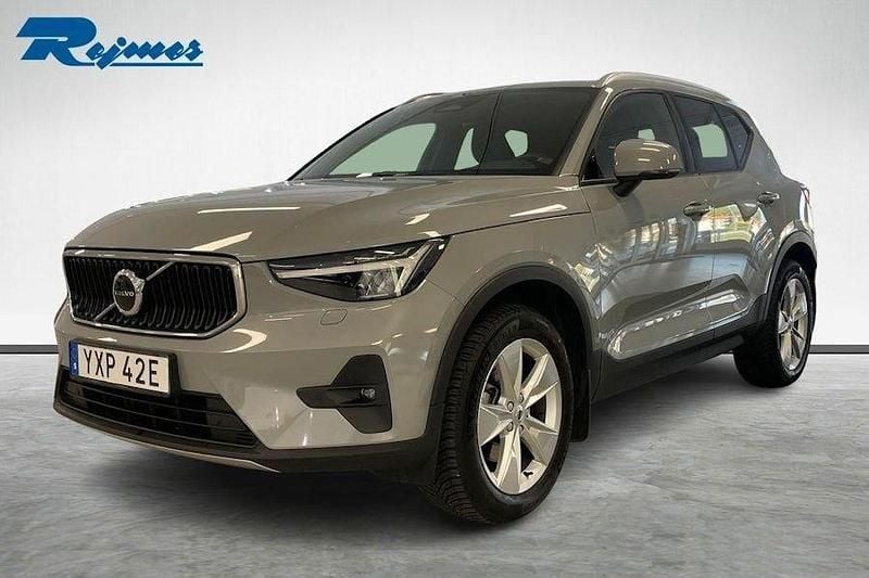 Grå Begagnad 2024 Volvo XC40 Core SUV | 349 900 kr (Marknadspris) - Bild 1/4