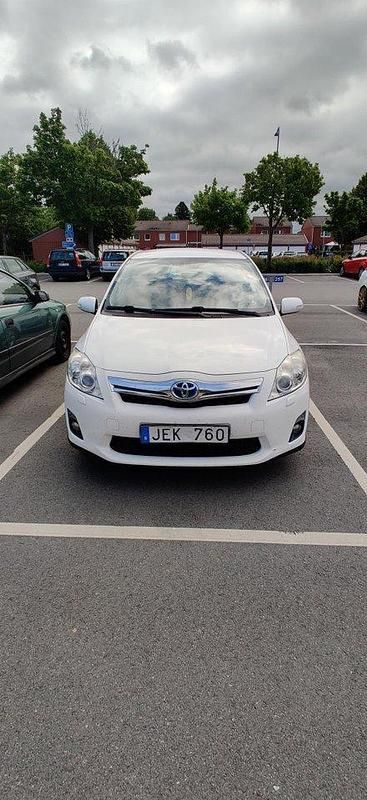 Vit Begagnad 2010 Toyota Auris Hybrid Comfort Halvkombi | 105 000 kr (Marknadspris) - Bild 1/4