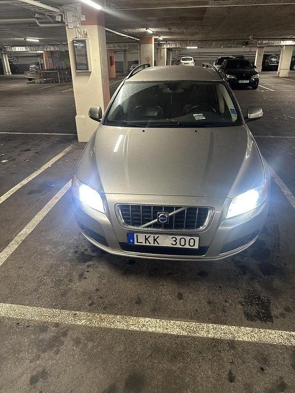 Brun Begagnad 2009 Volvo V70 Momentum Kombi | 29 000 kr (Superpris) - Bild 1/3