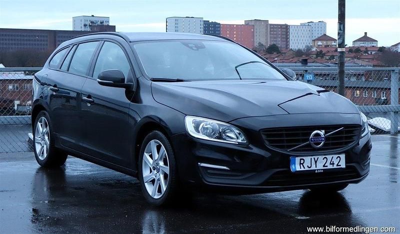 Svart samma som bilen Begagnad 2017 Volvo V60 Kombi | 158 900 kr (Superpris) - Bild 1/4