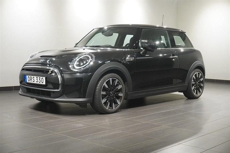 Svart Begagnad 2022 Mini Cooper Essential Halvkombi | 219 500 kr (Marknadspris) - Bild 1/4