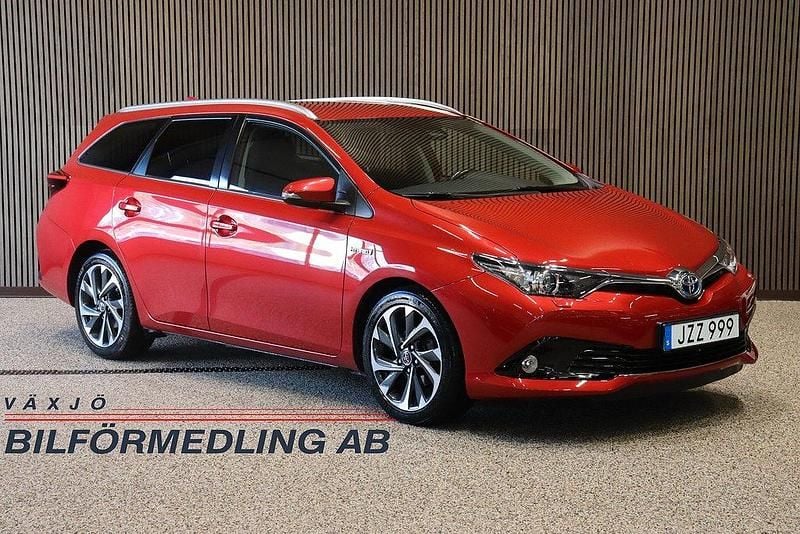 Mörkröd Begagnad 2015 Toyota Auris Touring Sports Active Kombi | 149 000 kr (Marknadspris) - Bild 1/4