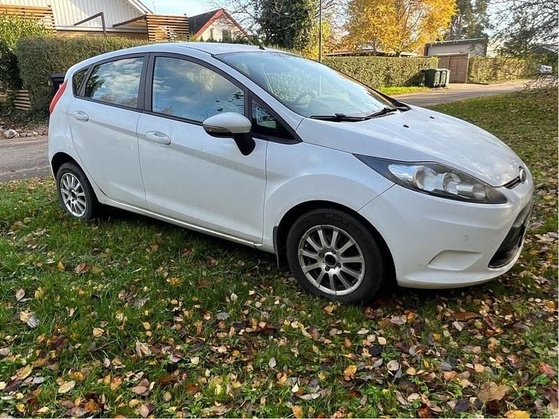 Vit Begagnad 2009 Ford Fiesta Trend Halvkombi | 23 000 kr (Marknadspris) - Bild 1/4