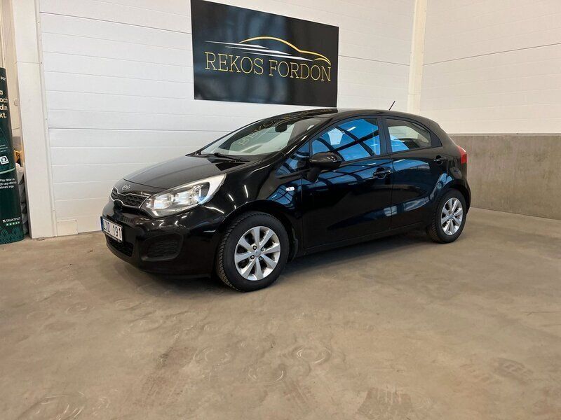 Svart Begagnad 2011 Kia Rio Halvkombi | 54 900 kr (Lite dyr) - Bild 1/4