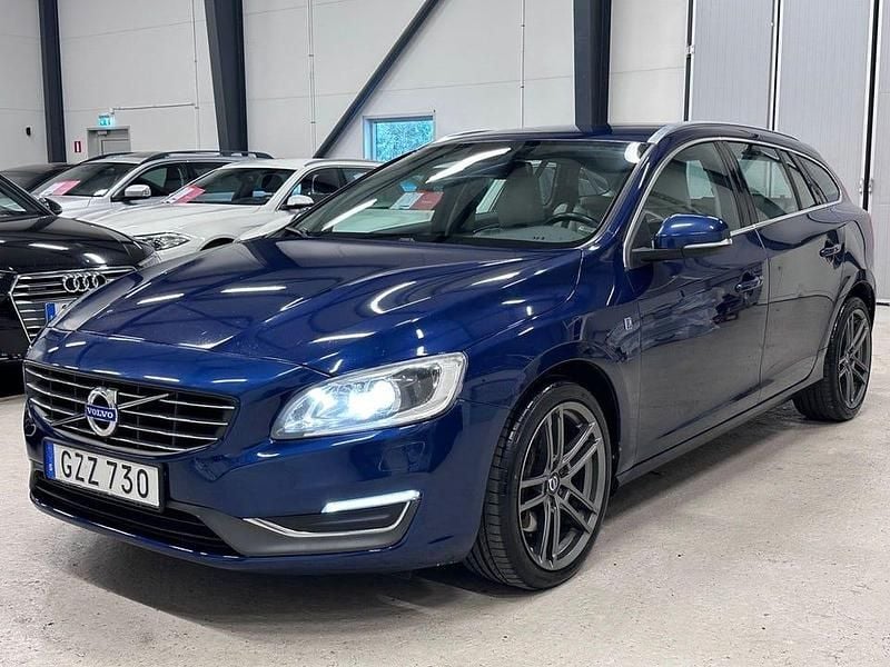 Blå Begagnad 2015 Volvo V60 Ocean Race Kombi | 114 900 kr (Bra pris) - Bild 1/4
