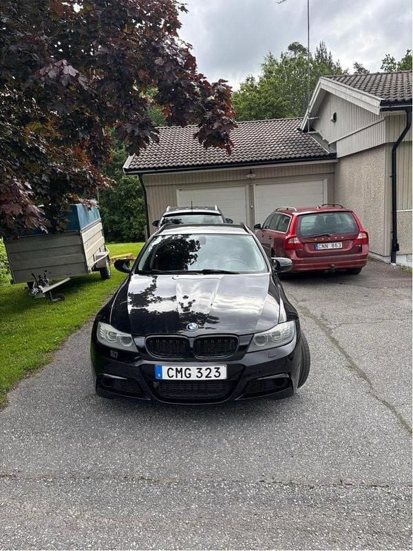 Svart Begagnad 2012 BMW 320 Kombi | 85 000 kr (Marknadspris) - Bild 1/4