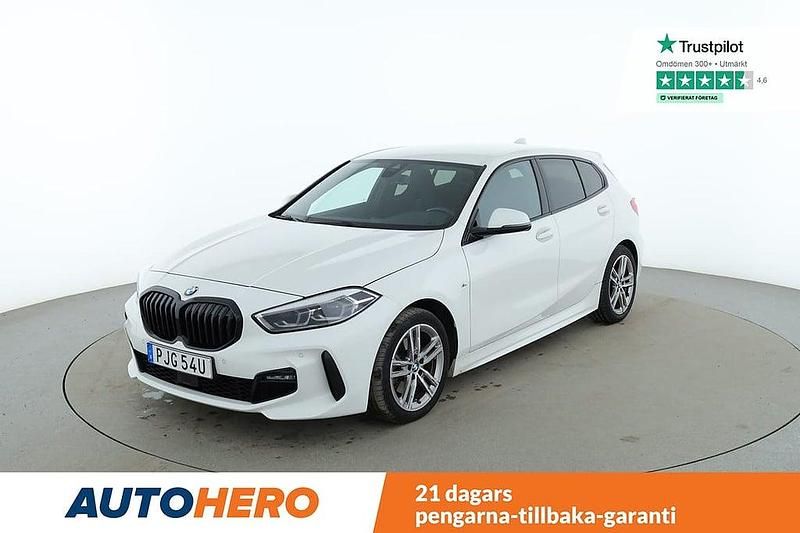 Vit Begagnad 2020 BMW 118 M Sport Halvkombi | 271 000 kr (Dyr) - Bild 1/4