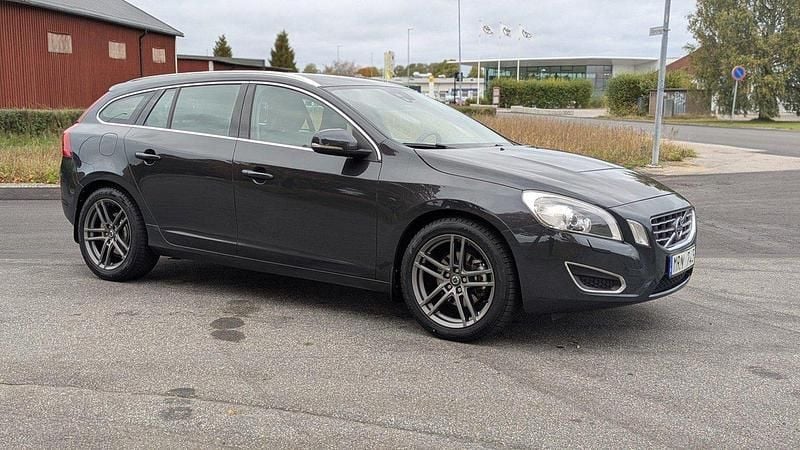 Grå Begagnad 2012 Volvo V60 Summum Kombi | 74 900 kr (Marknadspris) - Bild 1/4