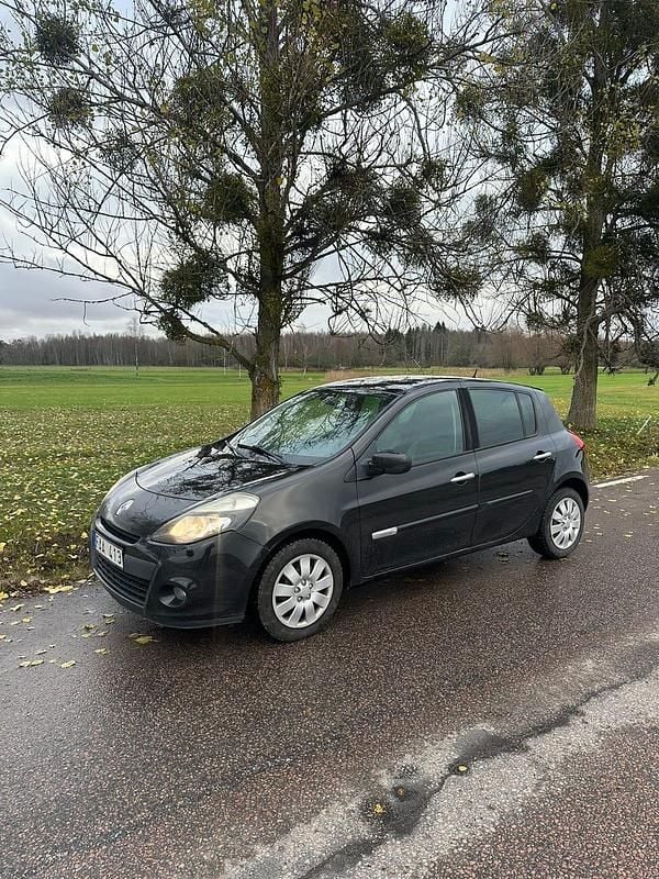 Begagnad 2011 Renault Clio R.S. Halvkombi | 25 000 kr (Marknadspris) - Bild 1/4
