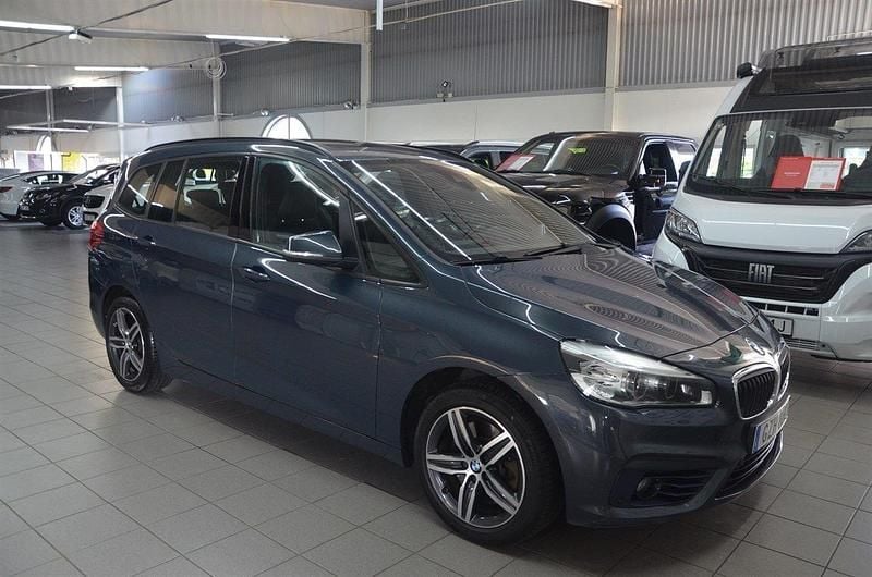 Grå Begagnad 2015 BMW 220 Gran Tourer Sport Line Minibuss | 179 900 kr (Dyr) - Bild 1/4