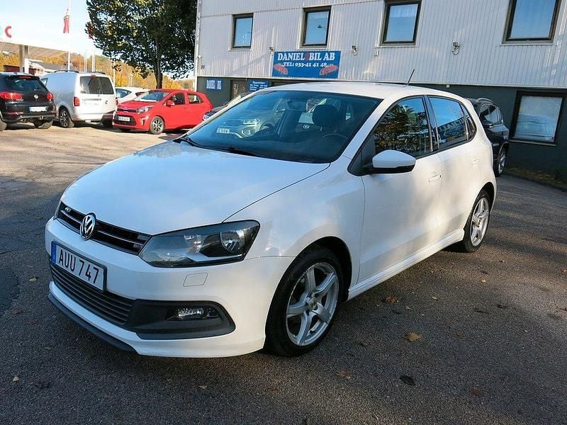 Vit Begagnad 2014 VW Polo R-line Halvkombi | 119 900 kr (Marknadspris) - Bild 1/4