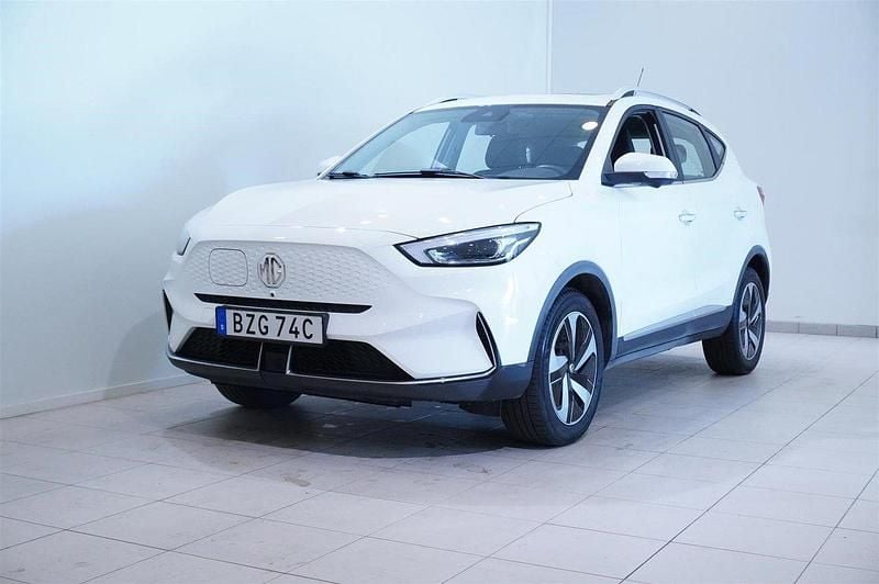Vit (dover white) Begagnad 2022 MG ZS Luxury Sedan | 229 900 kr (Superpris) - Bild 1/4