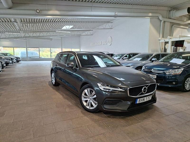 Mörkgrå Begagnad 2021 Volvo V60 Momentum Kombi | 268 000 kr (Marknadspris) - Bild 1/4