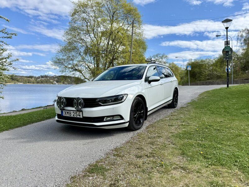 Vit Begagnad 2016 VW Passat Kombi | 184 999 kr (Marknadspris) - Bild 1/4