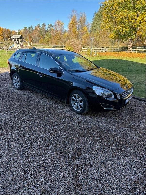 Svart Begagnad 2012 Volvo V60 Momentum Kombi | 90 000 kr (Bra pris) - Bild 1/4