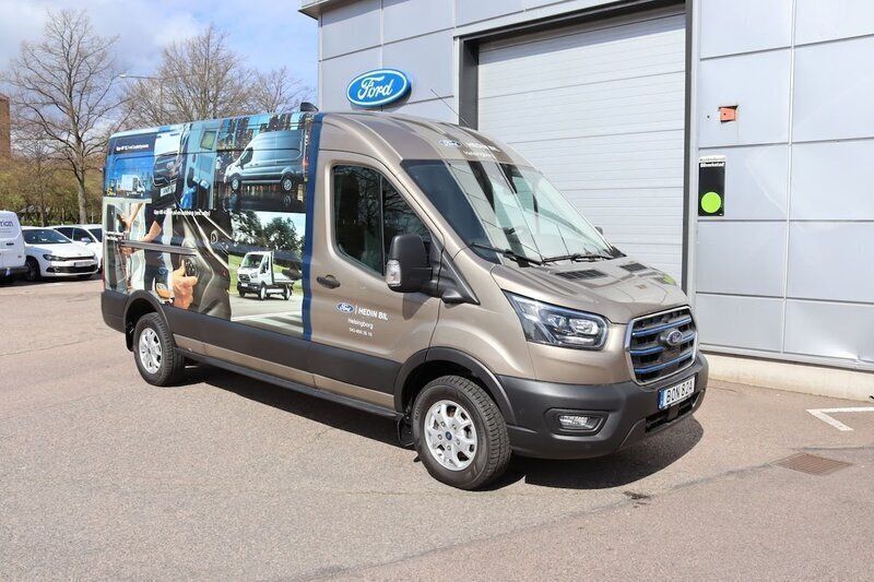 Grå (brown) Begagnad 2023 Ford E-Transit Trend Van | 462 375 kr (Lite dyr) - Bild 1/4