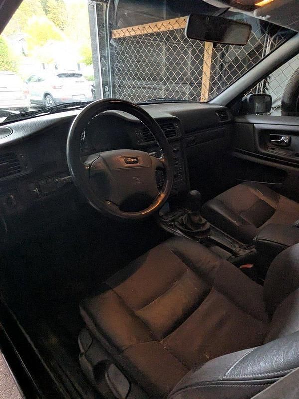 Svart Begagnad 2000 Volvo V70 Kombi | 13 250 kr (Marknadspris) - Bild 1/4