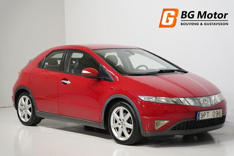 Röd Begagnad 2008 Honda Civic Sport Halvkombi | 49 900 kr (Lite dyr) - Bild 1/4