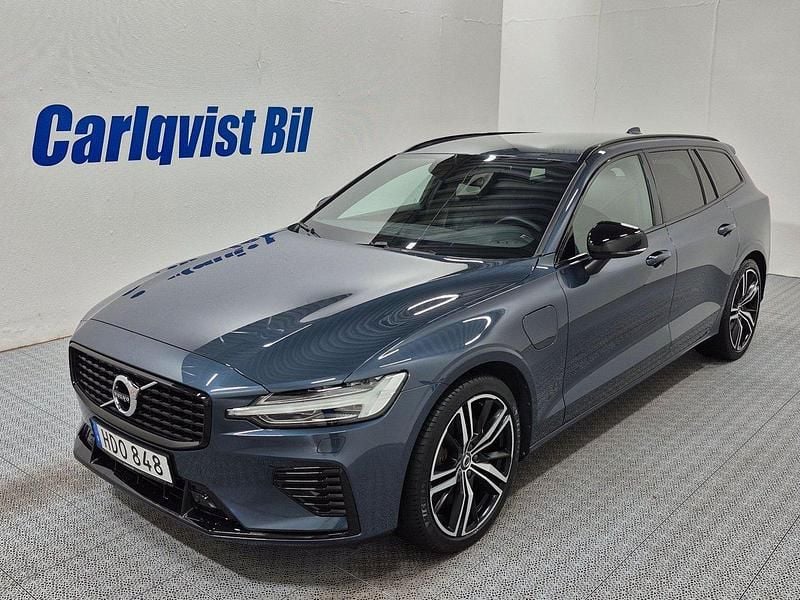 Mörkblå (denimblå metallic) Begagnad 2022 Volvo V60 R-Design Kombi | 419 000 kr (Lite dyr) - Bild 1/4