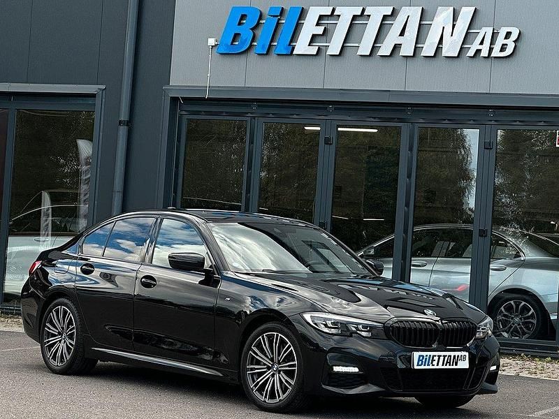 Svart Begagnad 2020 BMW 330 M Sport Sedan | 349 900 kr (Marknadspris) - Bild 1/4