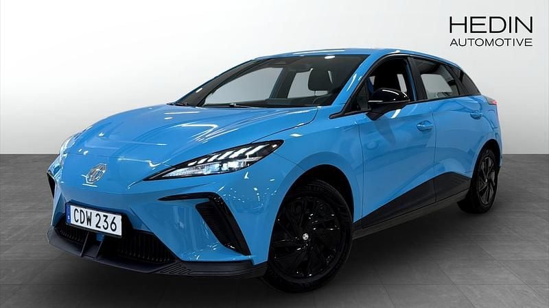 Blå (blue) Begagnad 2023 MG MG4 EV Halvkombi | 254 900 kr (Marknadspris) - Bild 1/4