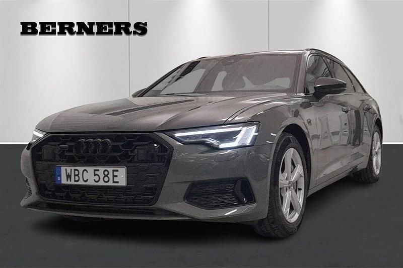 Grå Begagnad 2024 Audi A6 Sport Kombi | 529 900 kr (Dyr) - Bild 1/4